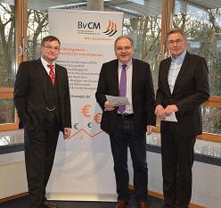  Sie suchen gemeinsam einen Stipendiaten für die Weiterbildung zum Certified Credit Manager® (CCM®): Jan Schneider-Maessen (links), Vorstandsvorsitzender des BvCM, sowie die Wirtschaftsprofessoren Dr. Bernd Weiß (mit Ausschreibungsunterlagen) und Dr. Jürgen Bock (rechts) von der Hochschule Bochum. Bild. Tobias Weißgerber